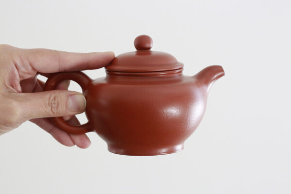 Hand on top of Zhou Guizhen - Yixing Zisha Teapot Master