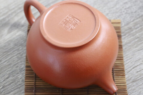 Bottom view of Zhou Guizhen - Yixing Zisha Teapot Master
